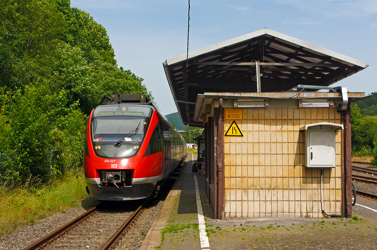 
Zwei gekuppelte Bombardier Talent (644 027 / 527 und 644 033 / 533) am 07.06.2014 beim Halt im Bahnhof Dieringhausen. Er fährt als RB 25  Oberbergische Bahn  die Verbindung  Meinerzhagen - Gummersbach -Köln Hansring. Die RB 25 beginnt in Köln-Hansaring und führt über die Gleise der S-Bahn-Stammstrecke auf die Bahnstrecke Köln-Kalk–Overath, in Overath dann auf die Bahnstrecke Siegburg–Olpe   Aggertalbahn  (KBS 459), auf der sie bis Dieringhausen fährt, ab dort fährt sie auf der  Volmetalbahn  (KBS 434) zum Endpunkt Meinerzhagen.

Die RB 25 verkehrt im Abschnitt zwischen Köln-Hansaring und Engelskirchen (in den Hauptverkehrszeiten bis Gummersbach) halbstündlich. Stündlich fahren die Züge über Overath hinaus nach Meinerzhagen.