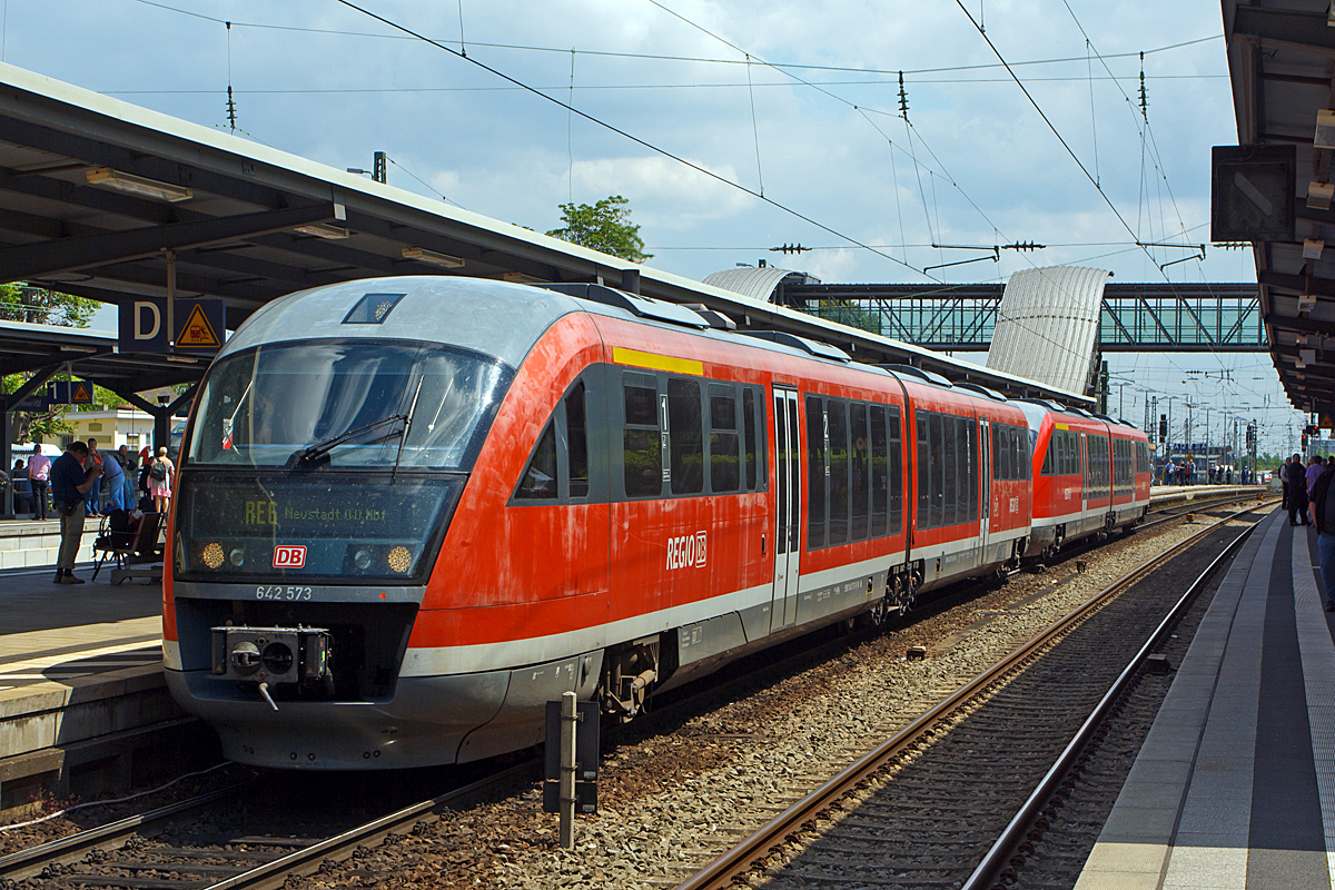 
Zwei gekuppelte Dieseltriebwagen Siemens Desiro Classic (642 573 / 642 073 und 642 677 / 642 177) sind am 31.05.2014 gerade, als R 6 (Karlsruhe Hbf - Wörth (Rhein) - Landau Hbf - Neustadt Hbf), in die Endstation den Hbf Neustadt an der Weinstraße eingefahren.