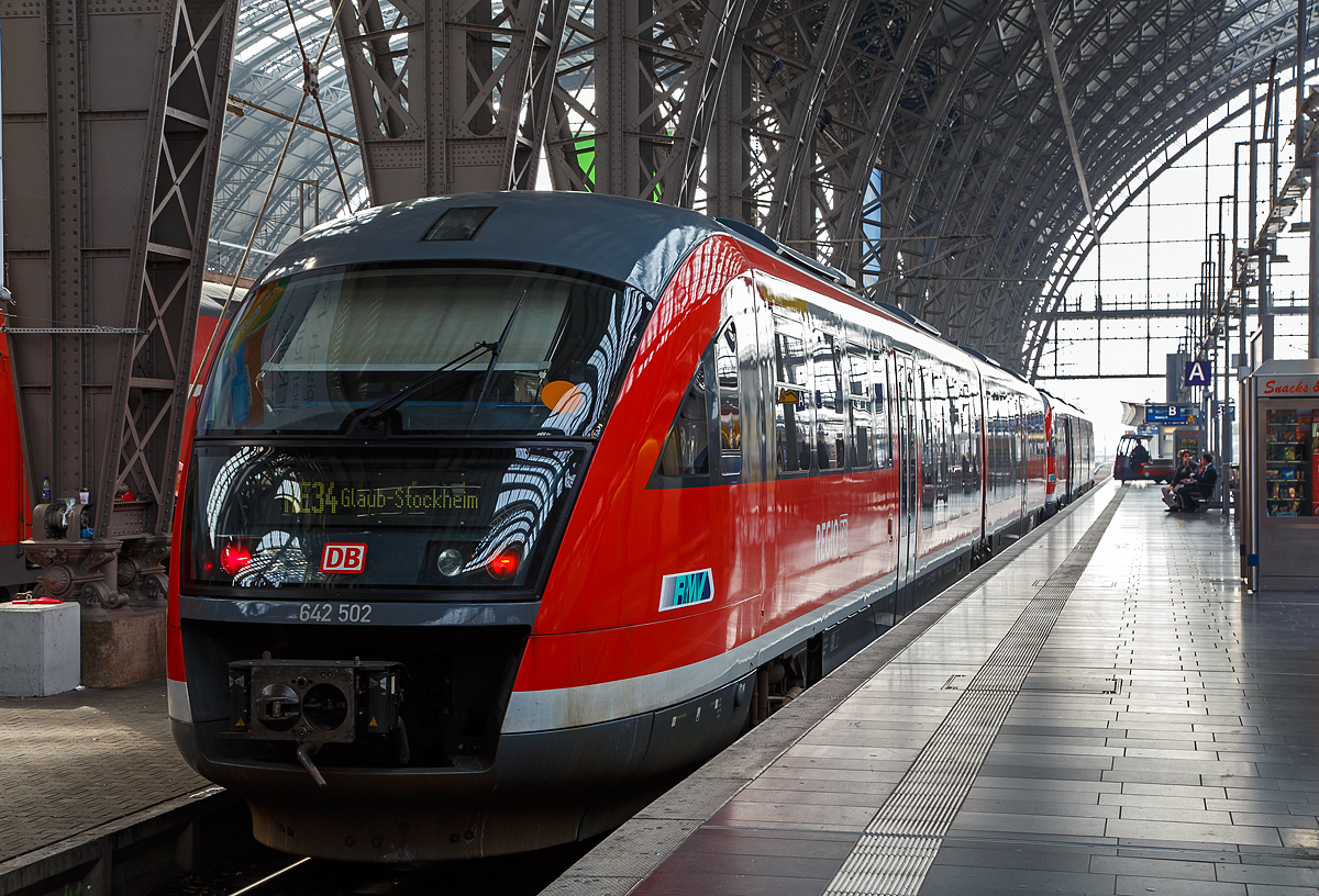 Zwei gekuppelte Dieseltriebwagen vom Typ Siemens Desiro Classic (642 502/642 102 und 642 103/642 503) stehen am 24.03.2015 im Hauptbahnhof Frankfurt am Main, als RE 34  Niddertalbahn  nach Glauburg-Stockheim, zur Abfahrt bereit.