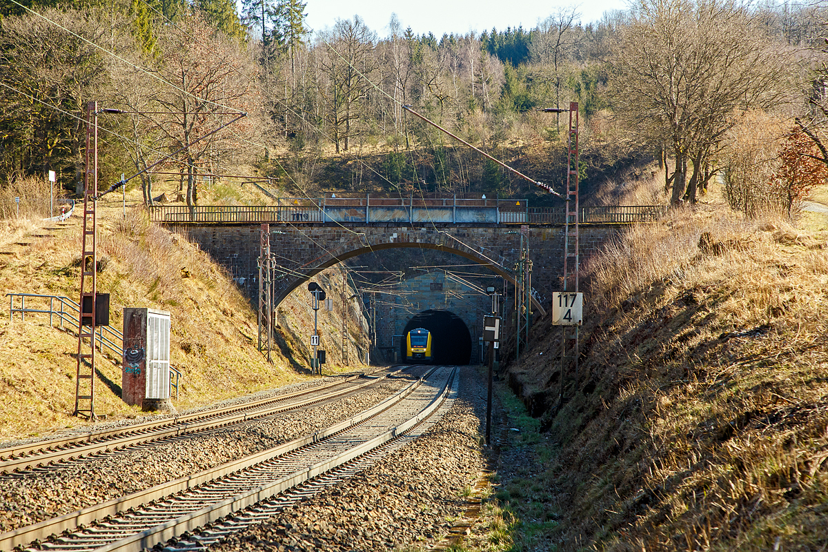 Zwei gekuppelte Dieseltriebzge vom Typ Alstom Coradia LINT 41 der neuen Generation / neue Kopfform, der HLB (Hessische Landesbahn GmbH), kommen am 07.03.2022 gerade aus dem 2.652 m langen Rudersdorfer Tunnel, bald erreichen sie den Hp Rudersdorf (Kr. Siegen). Vorne der VT 505 (95 80 1648 105-2 D-HEB / 95 80 1648 605-1 D-HEB) und dahinter der VT 503 (95 80 1648 103-7 D-HEB / 95 80 1648 603-6 D-HEB). Sie fahren als RB 95  Sieg-Dill-Bahn  die Verbindung Dillenburg – Siegen.