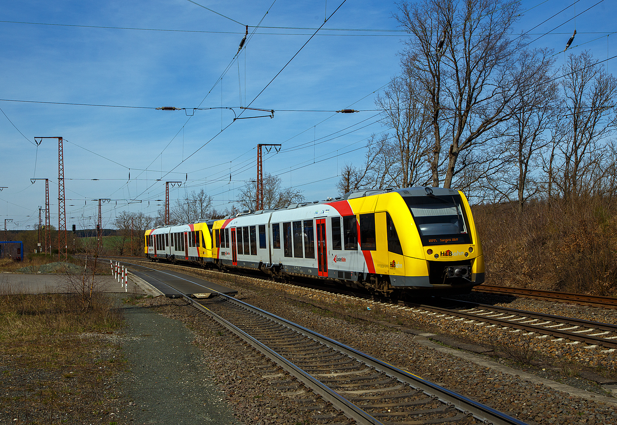 Zwei gekuppelte Dieseltriebzüge vom Typ Alstom Coradia LINT 41 der neuen Generation, der HLB (Hessische Landesbahn GmbH), verlassen am 11.04.2022, als RB 95  Sieg-Dill-Bahn  (Dillenburg – Siegen) den Hp Rudersdorf (Kr. Siegen) in Richtung Siegen. Vorne der VT 505 (95 80 1648 105-2 D-HEB / 95 80 1648 605-1 D-HEB) und dahinter der VT 504 (95 80 1648 104-5 D-HEB / 95 80 1648 604-4 D-HEB).