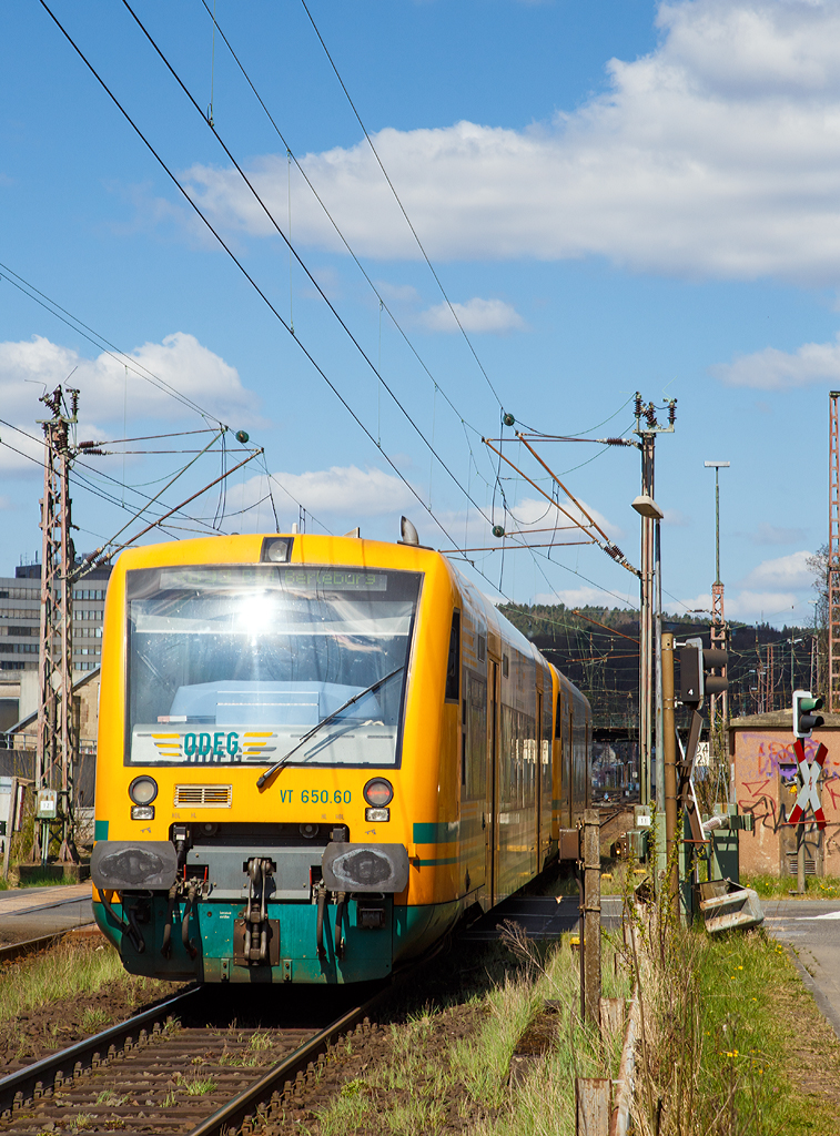 
Zwei gekuppelte, von der HLB (Hessische Landesbahn) angemietete, Stadler RegioShuttle RS 1 (BR 650) der Ostdeutsche Eisenbahn GmbH, fahren am 18.04.2015 als DreiLänderBahn RB 93  Rothaarbahn  (Siegen Hbf - Kreuztal - Bad Berleburg), hier beim Bü km 104,2 in Siegen-Weidenau, kurz vor dem Bahnhof Siegen-Weidenau (früher Hüttental-Weidenau). Es sind hier die VT 650.62 (95 80 0650 062-2 D-ODEG) und VT 650.60 (95 80 0650 060-6 D-ODEG), diese Eigentum der BeNEX GmbH, Hamburg. 