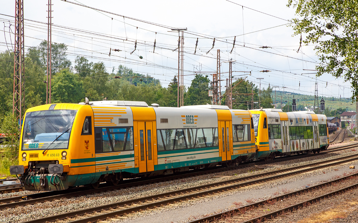 
Zwei gekuppelte, von der HLB (Hessische Landesbahn) angemietete, Stadler RegioShuttle RS 1 (BR 650) der Ostdeutsche Eisenbahn GmbH, fahren am 18.06.2015, als DreiLänderBahn RB 93  Rothaarbahn  (Bad Berleburg - Kreuztal - Siegen), von Kreuztal weiter in Richtung Siegen. 

Vorne VT 650.63   Erholungsort Stadt Müllrose  (95 80 0650 063-0 D-ODEG) und dahinter der VT 650.58  Geopark Eiszeitland am Oderrand  (95 80 0650 058-0 D-ODEG). Die VT sind Eigentum der BeNEX GmbH, Hamburg. 