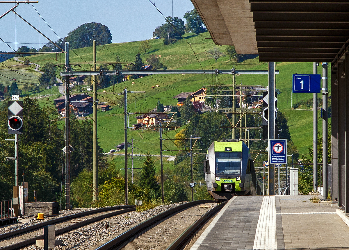 Zwei gekuppelte  Lötschberger  der BLS RABe 535 110 und ein weiterer erreichen am 08.09.202, als RE 4177 nach Domodossola (RegioExpress Bern – Spiez – Kandersteg – Brig – Domodossola), den BLS Bahnhof Mülenen. Die Lötschberger fahren dabei auch über die Lötschberg Bergstrecke (Kursbuchfeld 330), und wir fuhren mit.