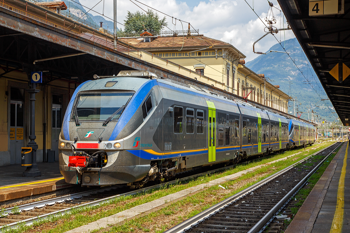 
Zwei gekuppelte Minuetto Elettrico (ME063 und ME076) der Trenitalia stehen am 05.08.2019 im Bahnhof Domodossola, als Regionalzug nach Novara, bereit. 

Diese dreiteiligen komfortablen klimatisierten Elektrotriebzüge der italienischen Baureihe ALe 501 / Le 220 / ALe 502 (ME - Minuetto Elettrico) ist die Mutter der Produktfamilie der Alstom Coradia Meridian, die speziell für den italienischen Markt entwickelt wurden. 

Es gibt auch eine Diesel Variante ALn501 / Ln220 / ALn 502 (MD - Minuetto Diesel).

Das Design wurde von Italdesign Giugiaro S.p.A. entworfen, wurde in Italien von Alstom Ferroviaria in den italienischen Produktionsstandorten gebaut. Die Endmontage und Gesamtprojektmanagement geschah im ehemaligen Fiat Ferroviaria Werk in Savigliano. Die Drehgestelle kommen aus Salzgitter (D). Der Minuetto basiert auf der Coradia-Plattform von Alstom, aus dem auch verschiedene Züge für den deutschen und nordeuropäischen Markt abgeleitet wurden.

Wie auch die anderen Züge der Coradia-Plattform, sind die Wageneinheiten fest miteinander verbunden und können nur in außergewöhnlichen Wartungs- oder Pannenfällen getrennt werden. Sie bestehen aus einem Antriebskopf   ALe 501 , einem Mittelwagen  Le 220  und einem weiteren Antriebskopf   ALe 50n . Bei der Dieselversion (MD) sind es ALn 501, Ln 220 und ALe 502. Ein Triebzug ist durchgängig niederflurig und barrierefrei. 

Die Antriebsköpfe ruhen jeweils auf einem Triebdrehgestell (konventionelle Enddrehgestelle) und stützen sich zum anderen auf einer Hälfte eines Jakobs-Drehgestelles ab. Der Mittelwagen ruht beidseitig jeweils auf einer Hälfte eines Jakobs-Drehgestelles. Die Triebzüge sind Scharfenberg-Kupplungen ausgestattet, mit der bis zu drei Züge in einem Zug verbunden werden können. Die Elektrotriebzüge sind für 1,5 kV und 3 kV DC (Gleichstrom) ausgestattet. Die elektrische Version kostet rund 3,3 Millionen Euro pro Fahrzeug, 150.000 Euro weniger als die Dieselversion.

Von den Minuetto wurden insgesamt von Alstom 137 Stück gebaut, 70 Elektro und 67 Diesel.

TECHNISCHE DATEN (ALe 501 / Le 220 / ALe 502):
Spurweite:  1.435 mm (Normalspur)
Achsformel:  Bo' 2' 2' Bo'
Länge über Puffer:  51.900 mm (14.800 / 13.800 / 14.800)
Drehzapfenabstand: 17.500 mm
Achsabstand im Trieb-Drehgestell:  2.400 mm
Achsabstand im Lauf-Drehgestell:  2.700 mm
Breite. 2.950 mm
Höhe:  3.820 mm
Eigengewicht:  92 t
Höchstgeschwindigkeit:  160 km/h
Stundenleistung:  4 x 1.240 kW
Dauerleistung:  4 x 1.000 kW
Treibraddurchmesser:  850 mm
Stromsystem:  1,5 kV und 3 kV DC (Gleichstrom)
Sitzplätze:  24 in der 1. Klasse, 122 in der 2 Klasse + 23 Klappsitze
Anzahl der Motoren:  4
Kupplung: Scharfenberg
