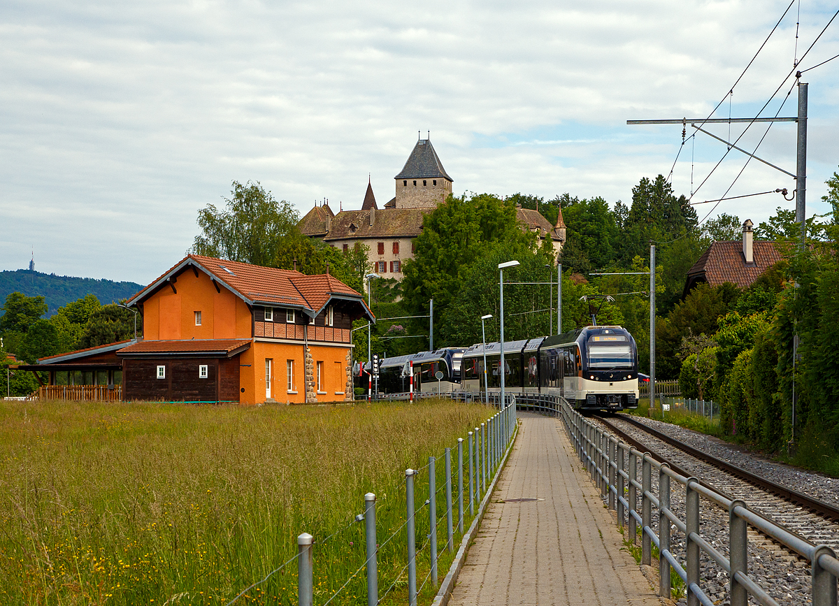 Zwei gekuppelte MVR SURF (ABeh 2/6 7505 und der ABeh 2/6 7502  Blonay ), Regionalzug nach Les Pléiades, haben am 21.05.2018  gerade den Hp. Château-de-Blonay und erreichen nun bald Blonay. 

Im Hintergrund das 1175 erbaute Château de Blonay (Schloß Blonay).