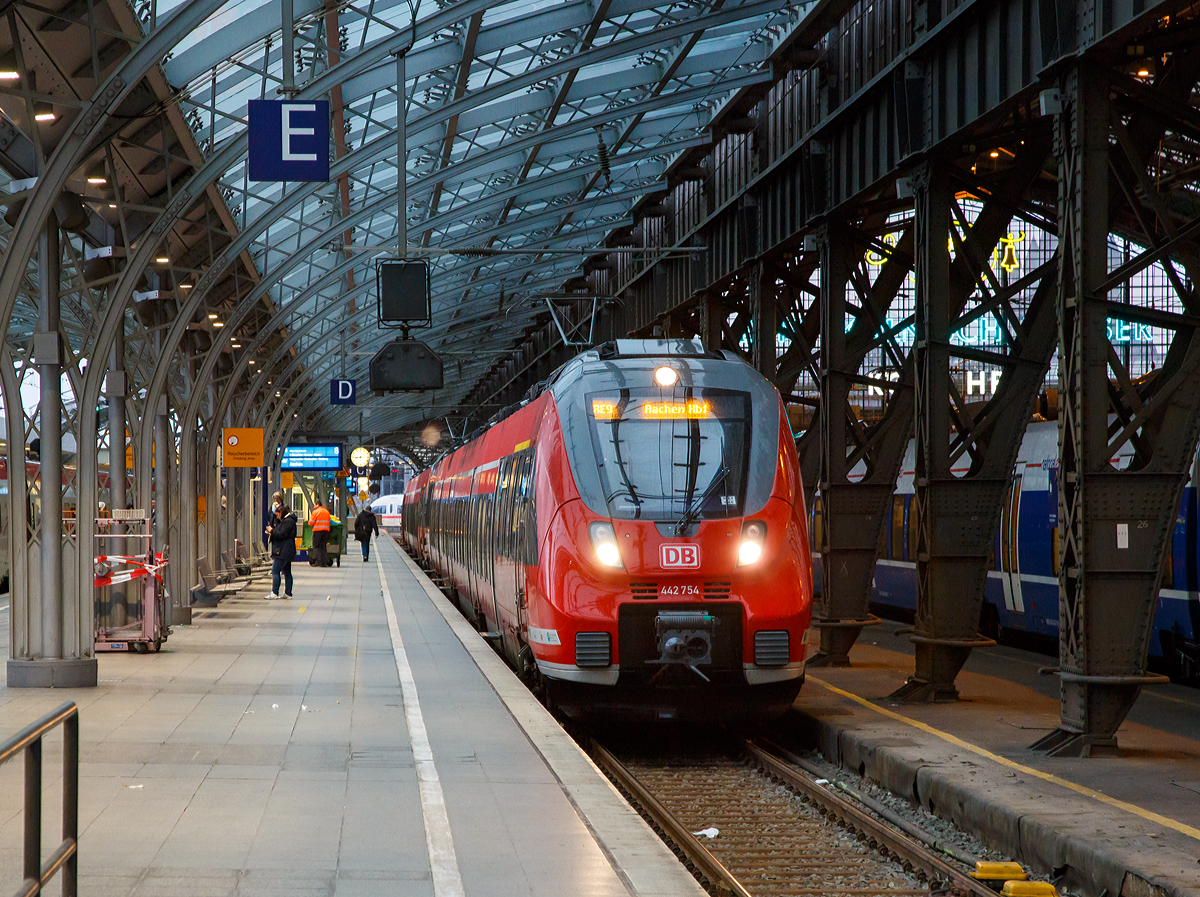 
Zwei gekuppelte vierteilige Bombardier Talent 2 der DB Regio NRW am 08.02.2016, als RE 9 (rsx - Rhein-Sieg-Express) Siegen - Köln - Aachen, beim Halt im Hauptbahnhof Köln.