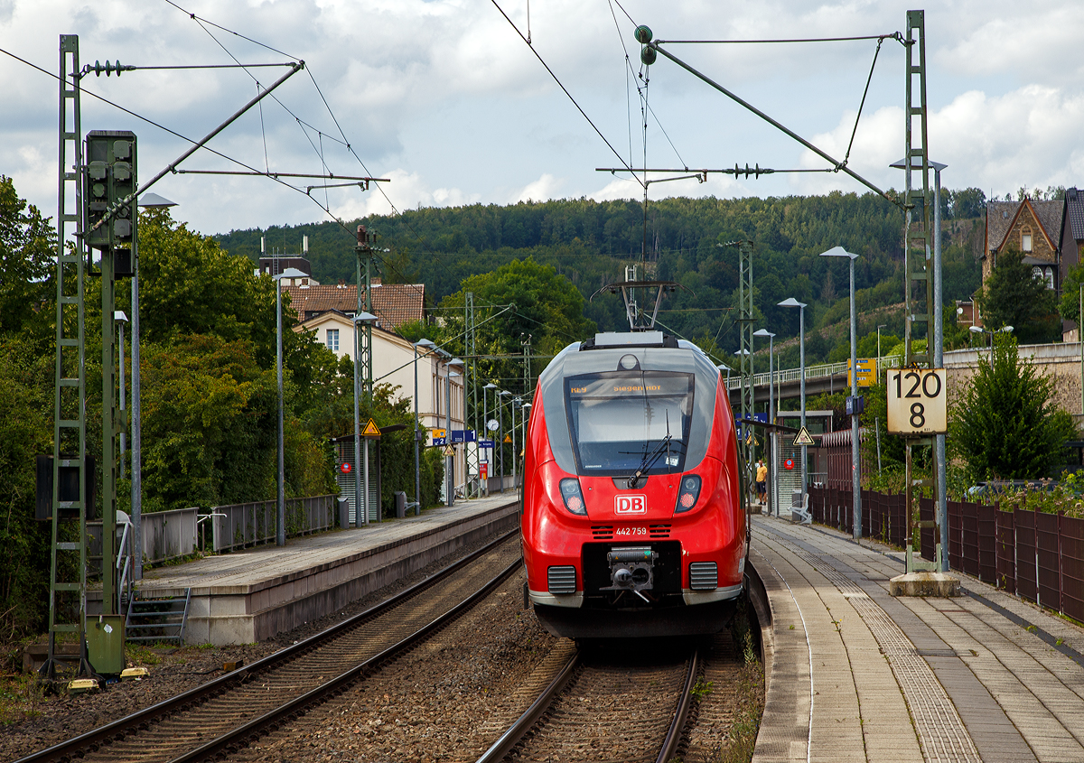 Zwei gekuppelte vierteilige Bombardier Talent 2 der DB Regio NRW haben am 21.08.2021, als RE 9 rsx - Rhein-Sieg-Express (Aachen – Köln - Siegen), dem Bahnhof Kirchen (Sieg) erreicht. 