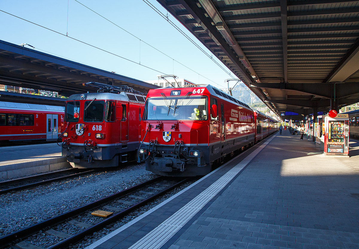 Zwei Generation von RbB Lokomotiven nebeneinander....
Im Vordergrund die RhB Ge 4/4 III – 647 „Grüsch“ und dahinter die RhB Ge 4/4 II -  „Bergün / Bravuogn“ am 05.09.2021 im Bahnhof Chur.