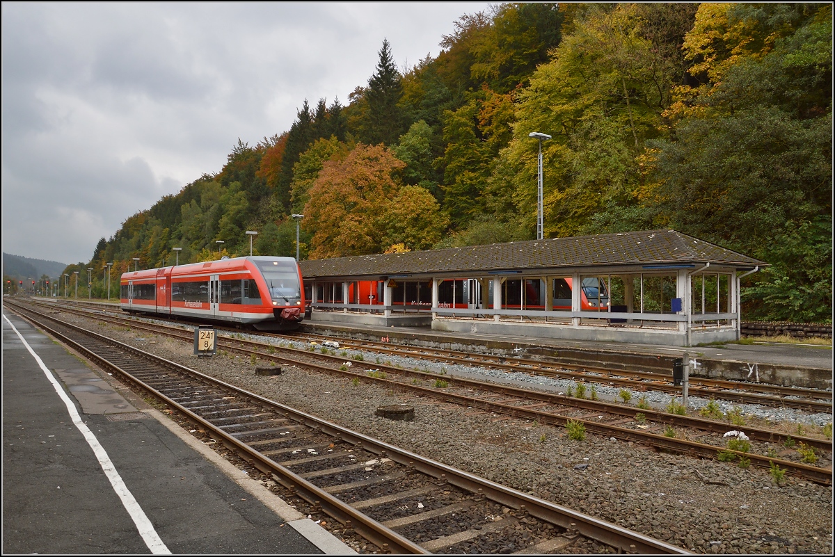 Zwei GTW der Kurhessenbahn in Nordrheinwestfahlen vor dem stark renovierungsbedürftigen Bahnsteigen. Vorne ist 646 206, hinten 646 207. Brilon Wald (wie man sieht), Oktober 2015.