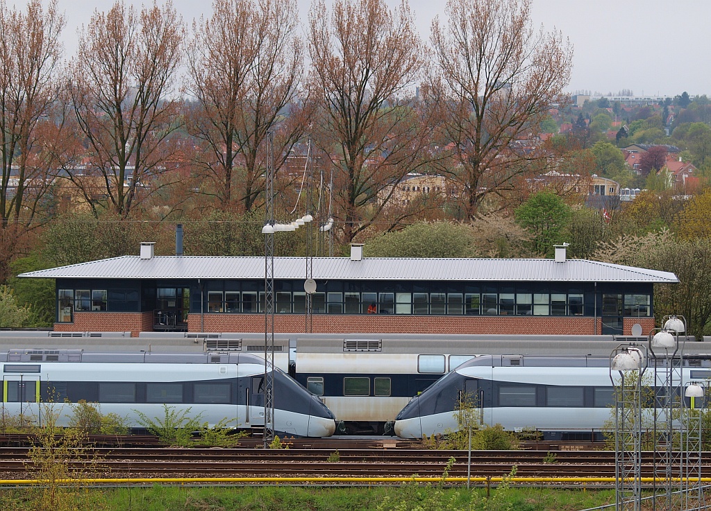 Zwei IC4 Triebwagen abgestellt vor einem Dostos-Zug und dem Bahnbetriebsgebäude der DSB. Aarhus 13.05.2010