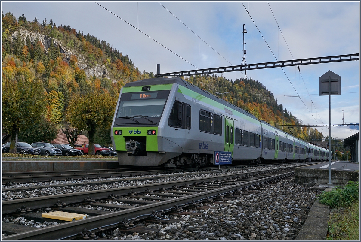 Zwei  Lötschberger  auf ihrer Fahrt von Zweisimmen nach Bern beim Halt in Boltigen. 

22. Ok.t 2019