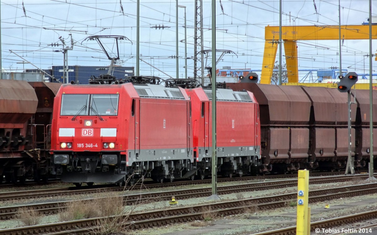 Zwei Loks der Baureihe 185 ziehen einen G�terzug durch den Schweinfurter Hauptbahnhof.
Aufgenommen im M�rz 2014.