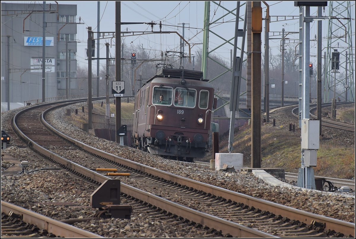 Zwei Re 425 der BLS bringen aus Muttenz ihren Güterzug die Steigung Richtung Pratteln hoch. Februar 2017.