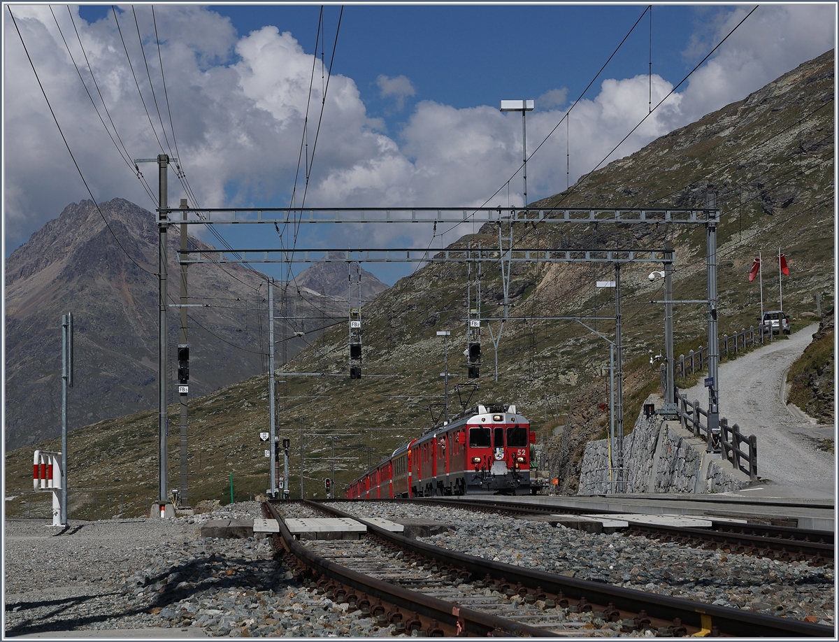 Zwei RhB ABe 4/4 III erreichen mit ihrem Regionlazug den Kulminationspunkt ihrer Fahrt von St. Moritz nach Tirano: den Bahnhof Ospizio, 2253 müM.
13. Sept. 2016