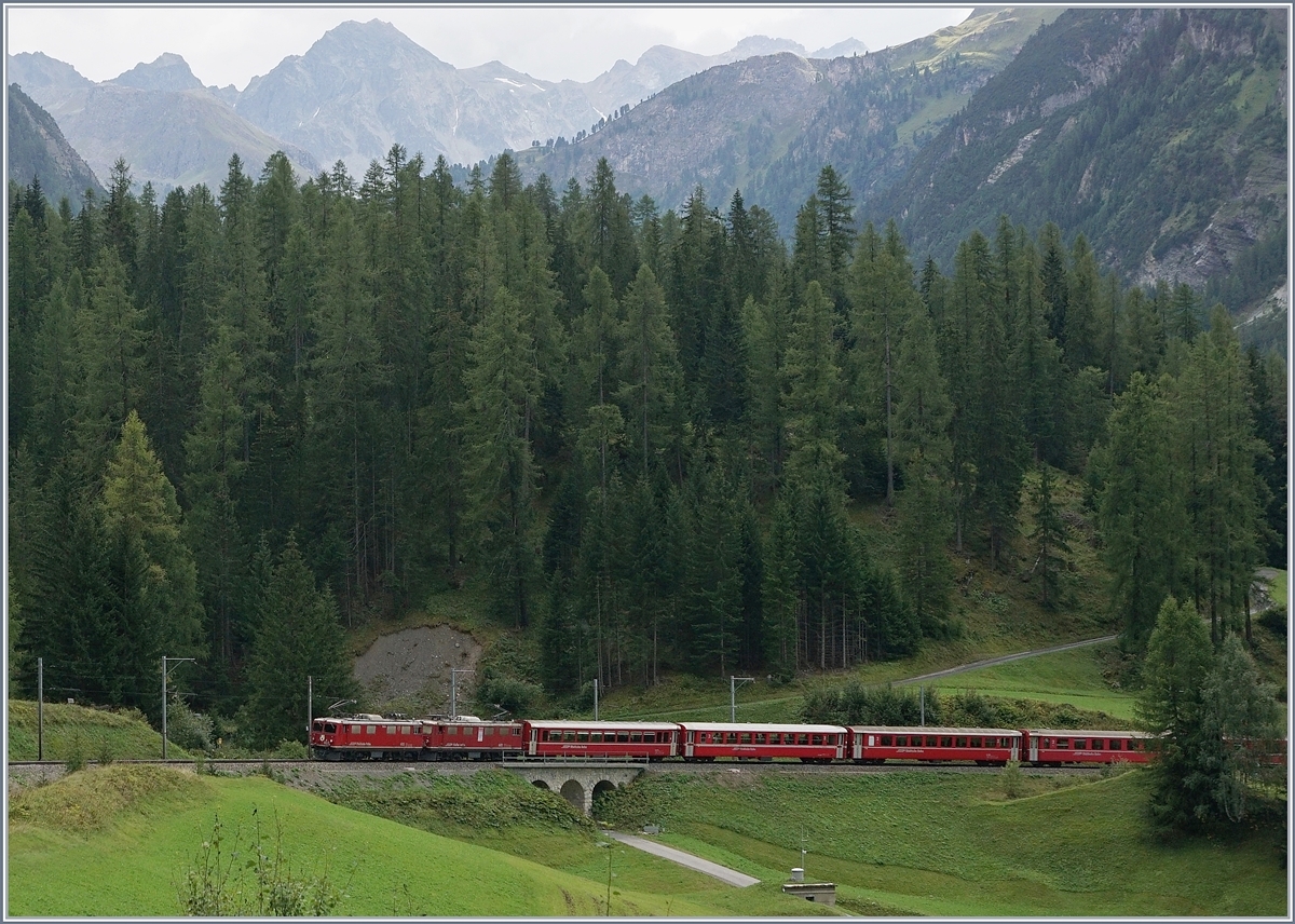 Zwei RhB Ge 4/4 I ziehen eine langen Alula Schnellzug bei Bergün Richtung St.Moritz.
11. Sept. 2016