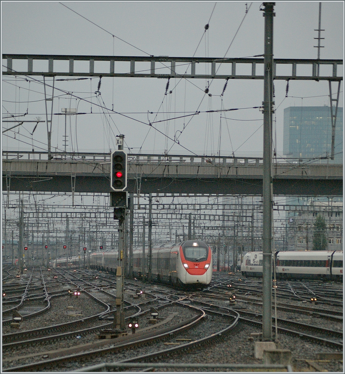 Zwei SBB Giruno RABe 501 erreichen Zürich HB an diesem noch etwas düsteren Morgen. 

19. Okt. 2023