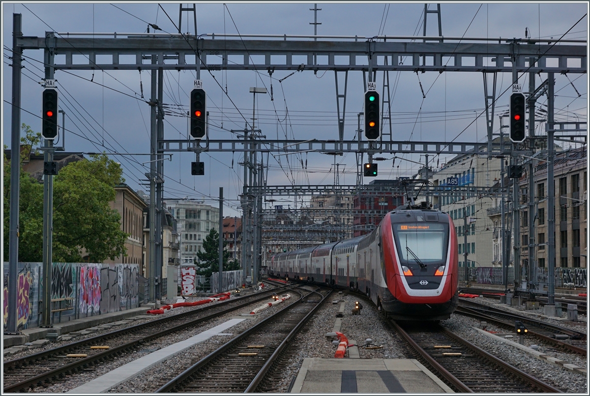 Zwei SBB RABe 502  Twindexx  Triebzüge verlassen Genève und fahren ihrem nahen Ziel Genève Aéroport entgegen. 

16. August 2021