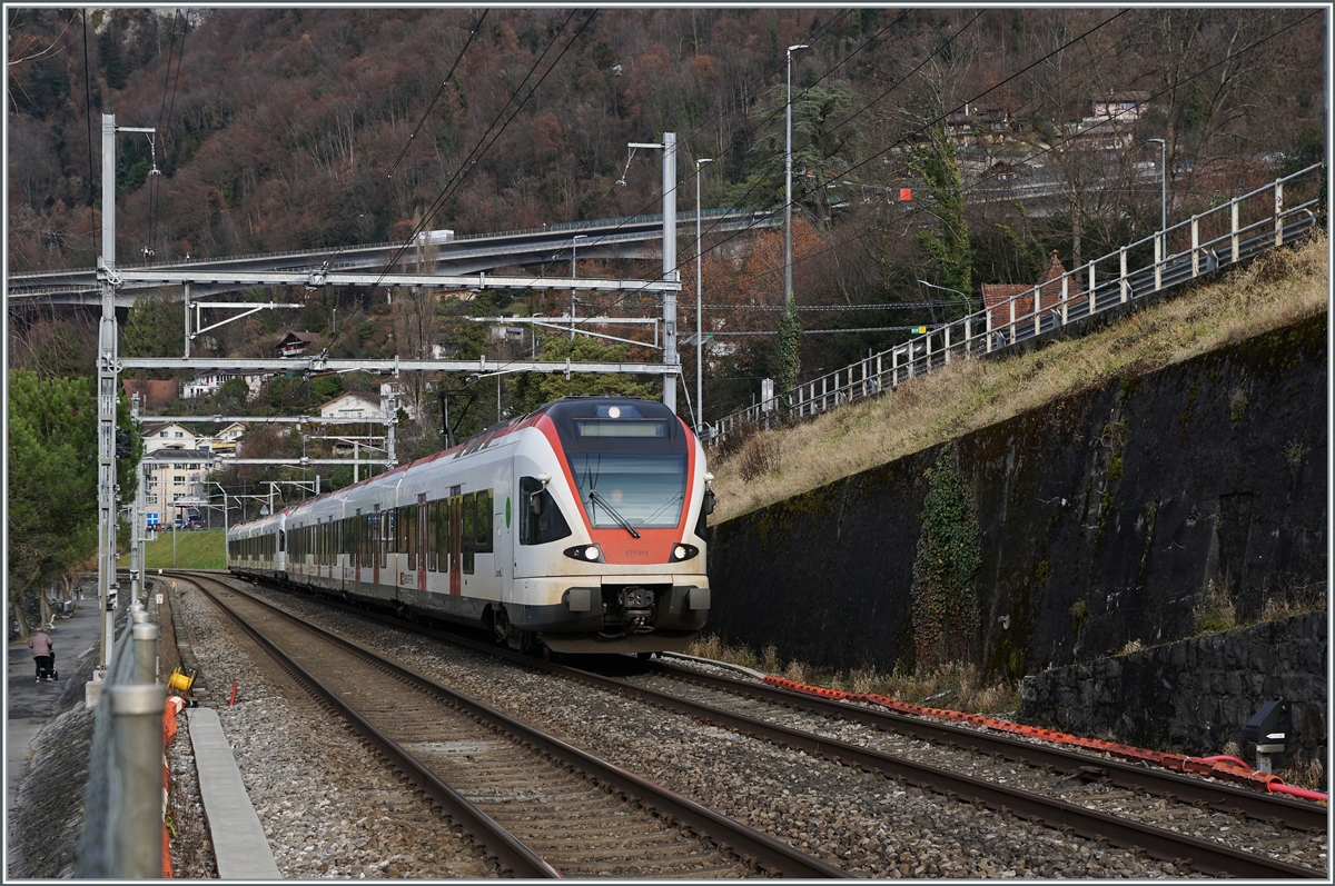 Zwei SBB RABe 523 erreichen auf dem Weg in Richtung Aigle in Kürze den Bahnhof von Villeneuve. 

3. Jan. 2022