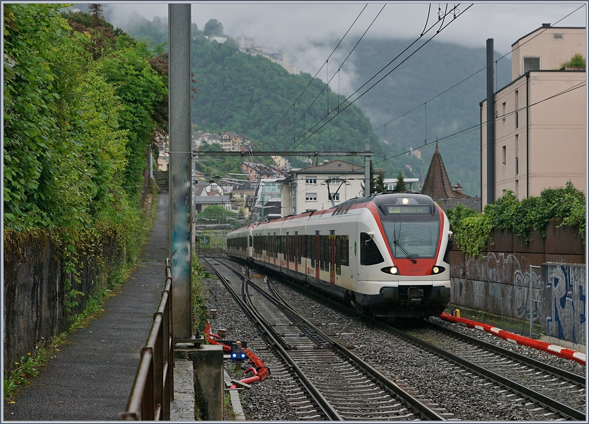 Zwei SBB RABe 523 sind kurz nach Montreux als S2 nach Vallorbe unterwegs. 

5. Mai 2020