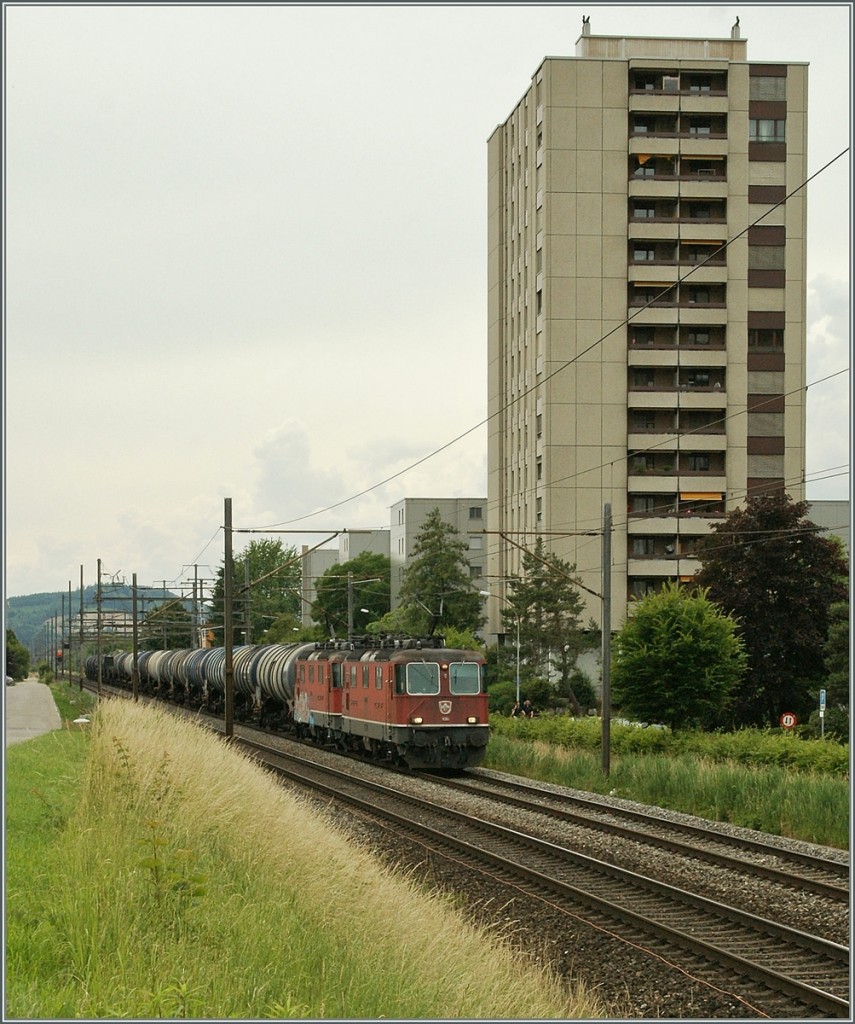 Zwei SBB Re 4/4 II mit einem Kesselwagenzug zwischen Lengnau und Grenchen Sd. 
7. Juni 2011