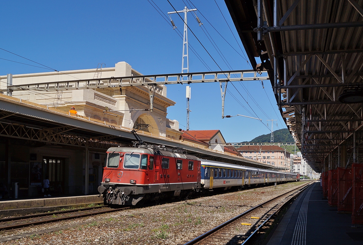 Zwei SBB RE 4/4 II verlassen mit einem Dispozug auf der Fahrt in Richtung Lausanne den Bahnhof von Vevey. 

30, Juni 2020