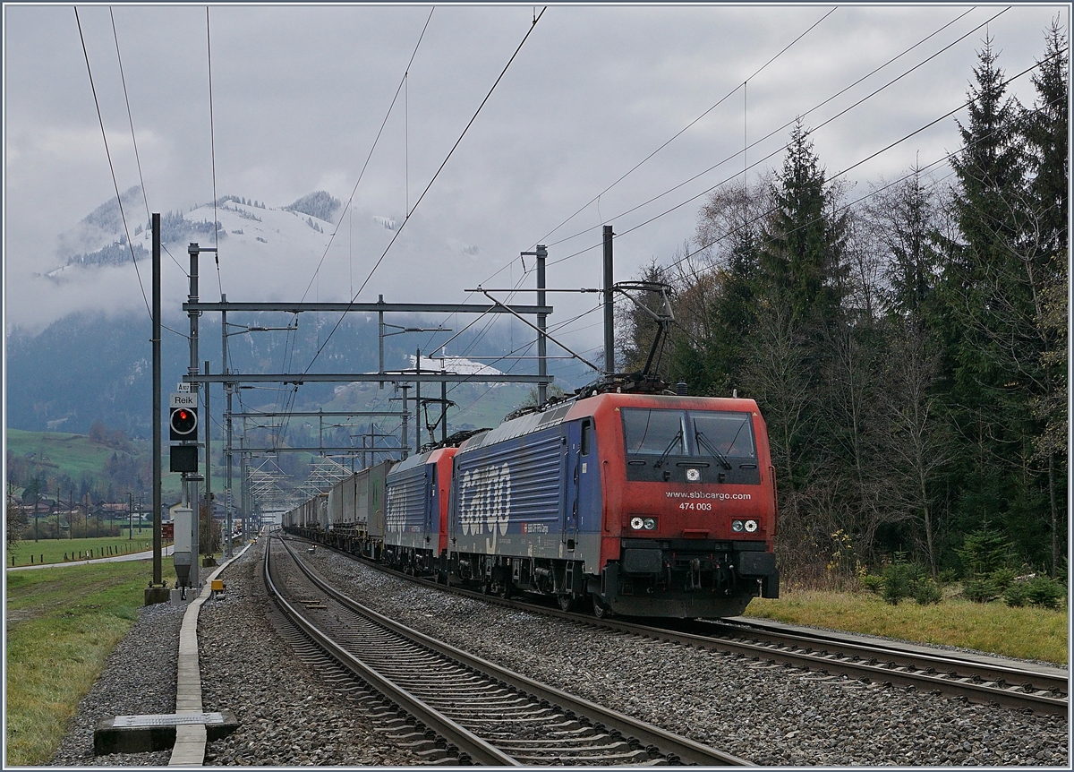 Zwei SBB Re 474, mit der führenden Re 474 003, fahren mit einem Güterzug bei Mülenen Richtung Spiez. 
In der Regel sind diese Loks auf der BLS Strecke Brig - Spiez nicht im Einsatz, doch werden wegen der Baubedingten Sperrung der  Luino-Strecke  mehrere Güterzüge von Norditalien Richtung Basel via Lötschberg umgeleitet.
9. Nov. 2017
 