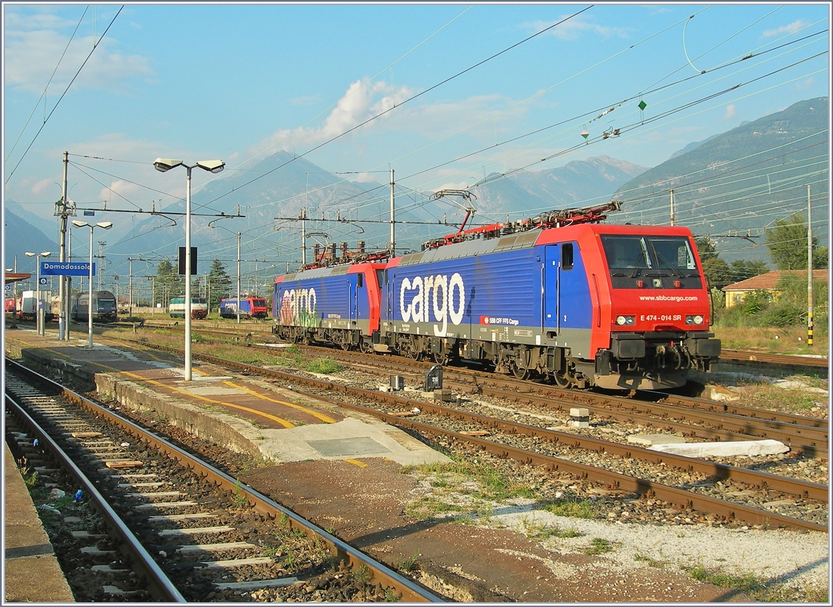 Zwei SBB Re 474 rangieren in Domodossola um ihre RoLa nach Novara zu übernehmen. 
10. Sept. 2007