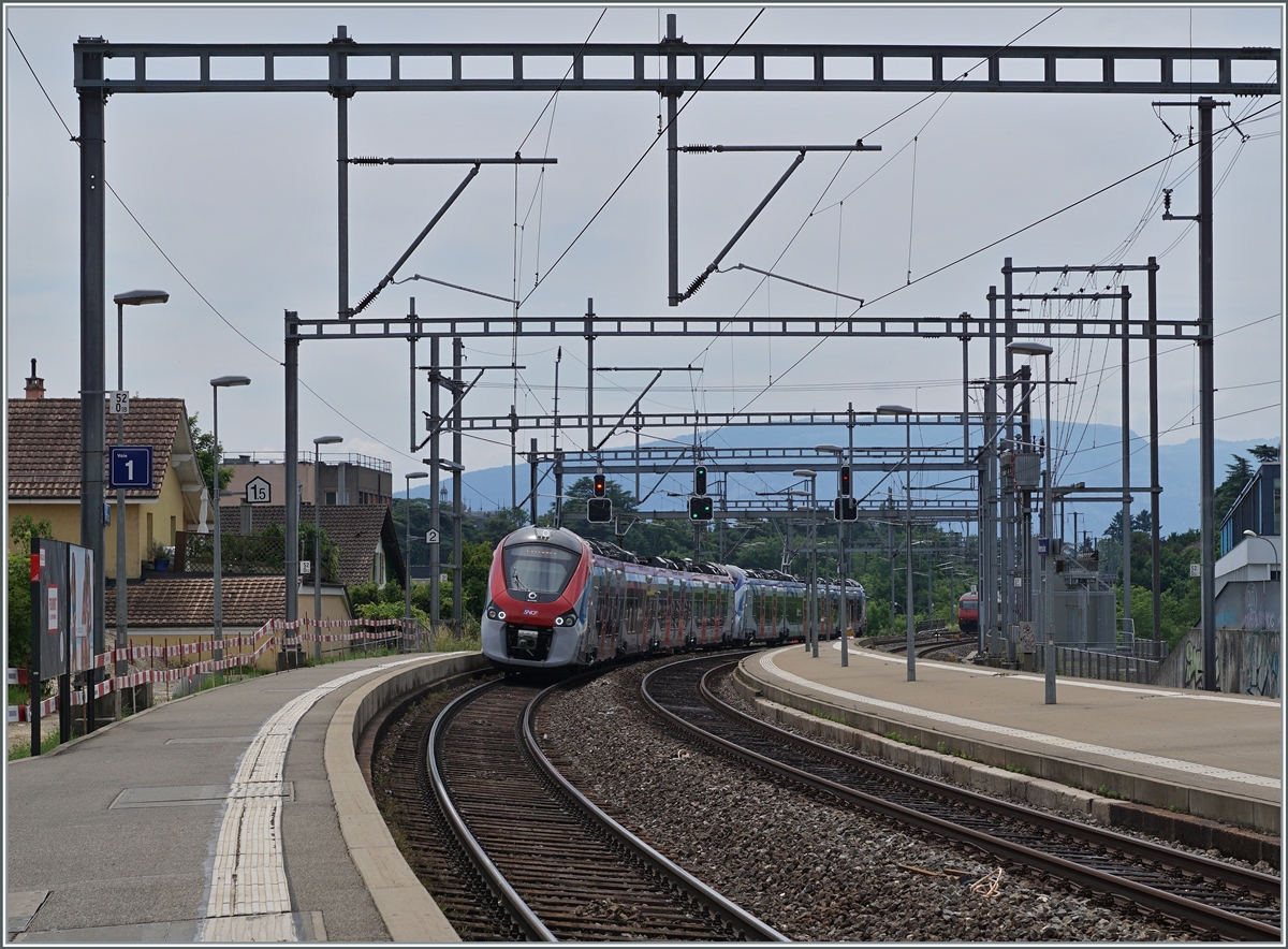 Zwei SNCF Coradia Polyvalent régional tricourant als Léman Express nach Coppet erreichen Versoix. 

28. Juni 2021