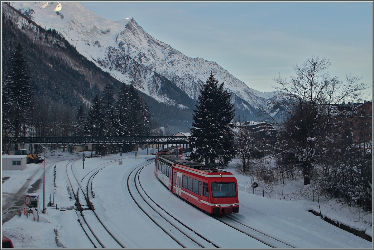 Zwei  Stadler-Triebzüge  verlasen den Bahnhof von Chamonix Mont Blanc als TER 18909 Richtung Vallorcine. 
10. Feb. 2015  