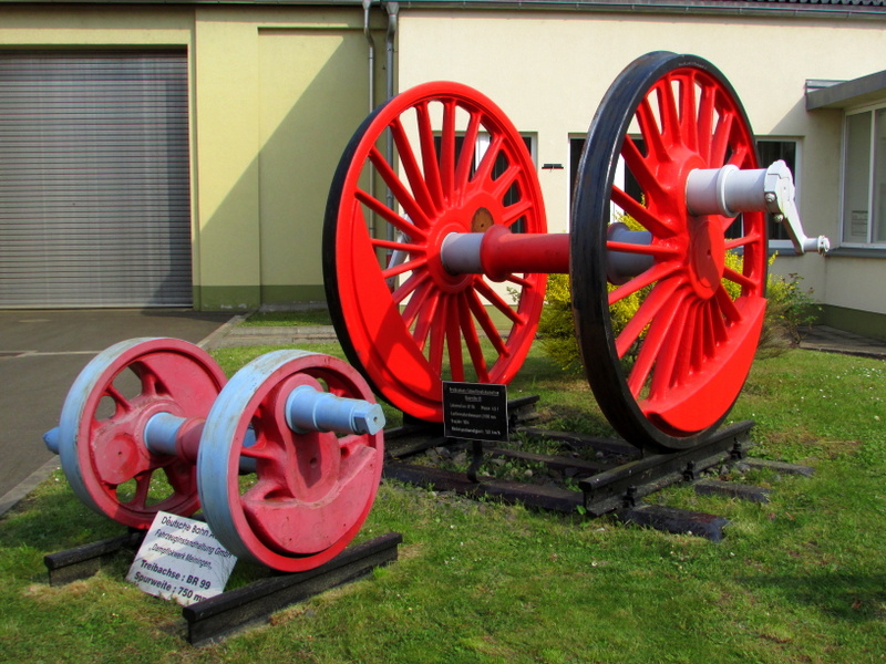 Zwei Treibachsen am Eingang vom DLW Meiningen am 26.April.2014
Die große ist von 01 114 (Masse 4,5t-Durchmesser 2m-Baujahr 1934-Höchstgeschw 130km/h)
Die kleine von einer 99 (750mm)