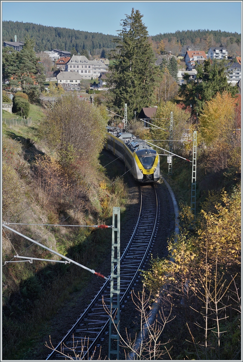 Zwei Triebzge der Baureihe 1440 haben Schluchsee verlassen und sind nun auf dem Weg in Richtung Aha, wobei auch hier nur der fhrende 1440 176 zu sehen ist. 

13. November 2022