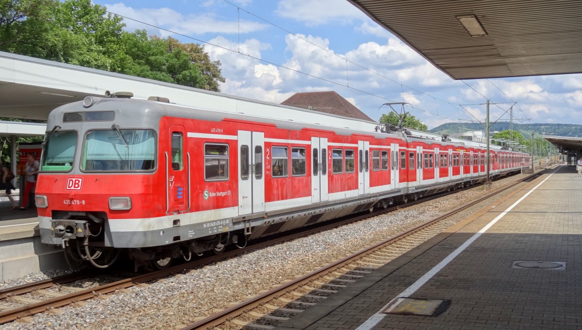 Zwei Triebz�ge der Baureihe 420 bei ihrem Unterwegshalt in Stuttgart Bad Cannstatt.
Aufgenommen im Juli 2014.
