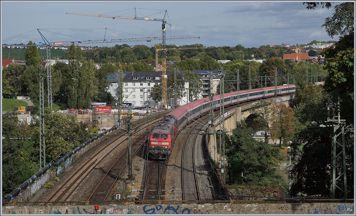 Zwei V 218 bringen den IC Innsbruck - Münster nach Stuttgart, das Bild entstand zwischen Bad Cannstadt und Stuttgart Hbf.
4. Okt. 2017