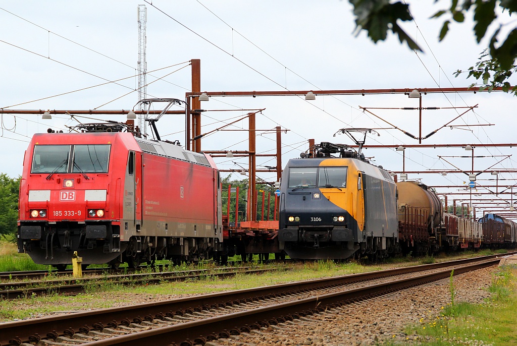 Zwei verschiedene Baufirmen und doch kaum ein Unterschied zu erkennen. Bombardiers BR 185 und die von Siemens gebaute sechsachsige BR EG,hier die EG 3106,(ES64F)beim meeting im Bahnhof von Padborg. 21.07.2012