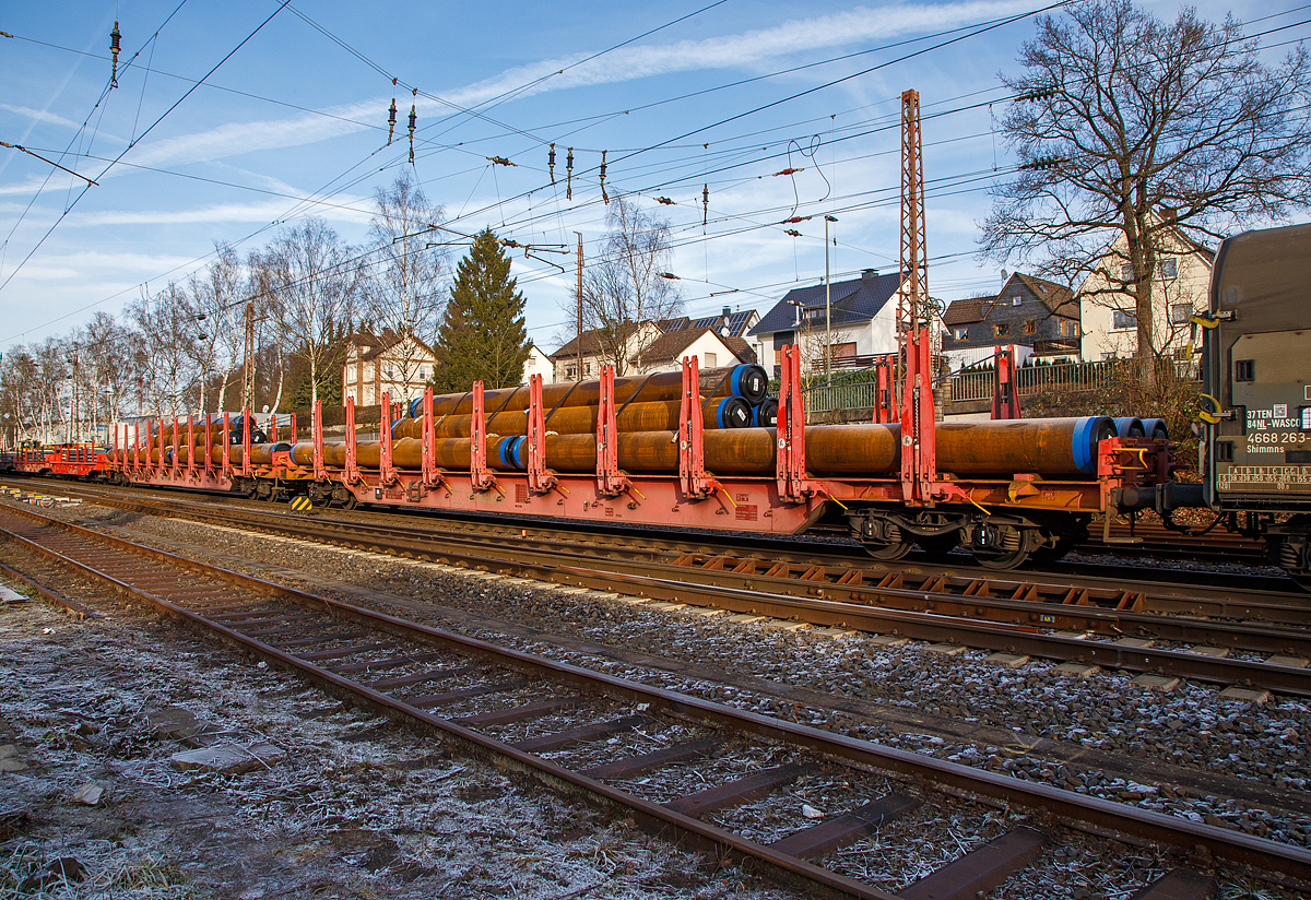 Zwei vierachsiger Drehgestell-Flachwagen mit Rungen und Stirnwandklappen, jedoch ohne Seitenwandklappen, der DB Cargo Deutschland AG, mit den Betriebsnummern 81 80 3507 807-5 D-DB und 81 80 3507 873-7 D-DB, der Gattung Rbns 646.1, beladen mit schweren Grorohren, am 22.12.2021 im Zugverband bei einer Zugdurchfahrt in Kreuztal.

Dieser Drehgestellflachwagen mit vier Radstzen ist ausgestattet mit 10 Rungenpaaren mit Niederbindeeinrichtungen zur Verzurrung des Ladegutes, umlegbare Stirnwandklappen, feste Ladeschwellen. Gebaut wurden sie 2010 von der Fabryka Wagonw Gniewczyna S.A. in Polen.

TECHNISCHE DATEN eines Wagens:
Hersteller: FW Gniewczyna (Polen)
Lnge ber Puffer: 26.350 mm
Drehzapfenabstand: 20.050 mm
Achsanstand in den Drehgestellen: 1.800 mm
Drehgestell-Bauart: 629 (Y 25)
Ladelnge: 25.008 mm
Ladebreite: 2.520 mm
Ladeflche: 63,0 m
Wagenhhe (Rungenoberkante): 3.360 mm
Wagenbreite: 3.020 mm
Rungenhhe: 1.980 mm
Hhe der Ladeschwellen: 100 mm
Fubodenhhe ber SO: 1.380 mm
Hchstgeschwindigkeit: 100 km/h (beladen) 120 km/h (leer)
Eigengewicht: 29.500 kg
Maximales Ladegewicht: 60,5 t (ab Streckklasse D)
Kleinster bef. Gleisbogenradius: 75 m
Bauart der Bremse: KE-GP-A (K)
Bremssohle: Consid 810
Handbremse: tlw. Fbr
Verwendungsfhigkeit:  kein RIV, aber zugelassen in Deutschland, sterreich, Schweiz, Italien, Niederlande, Belgien Luxemburg, Polen, Frankreich (D, A, CH, L, I, B, F, NL, PL).