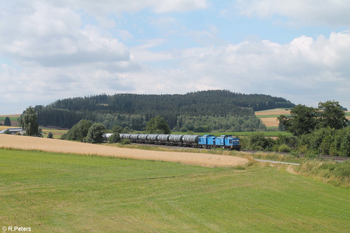 Zwei  Vogtland Zwerge  oder auch  Schlümpfe  ziehen einen Kesselzug bei Lengenfeld in Richtung Weiden in der Oberpfalz zum Tanklager Hauer. Loknummern waren 204 022-2 und 204 011-5 der PRESS. 12.07.18