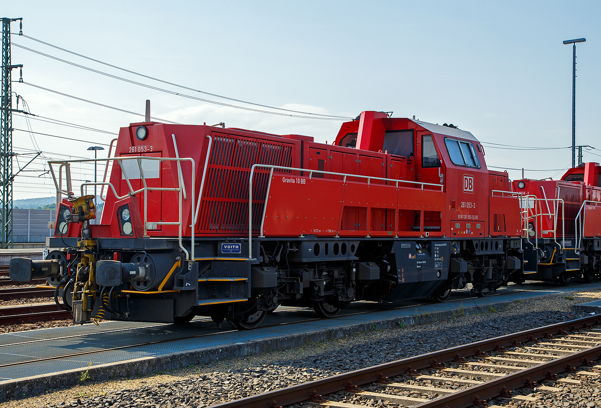 Zwei Voith Gravita 10 BB, die 261 053-3 (92 80 1261 053-3 D-DB) und dahinter die 261 058-2 der DB Schenker Rail abgestellt am 12.09.2015 beim Bahnhof Montabaur.
Die 261 053-3 wurde 2011 von Voith unter der Fabriknummer L04-10104 gebaut.
