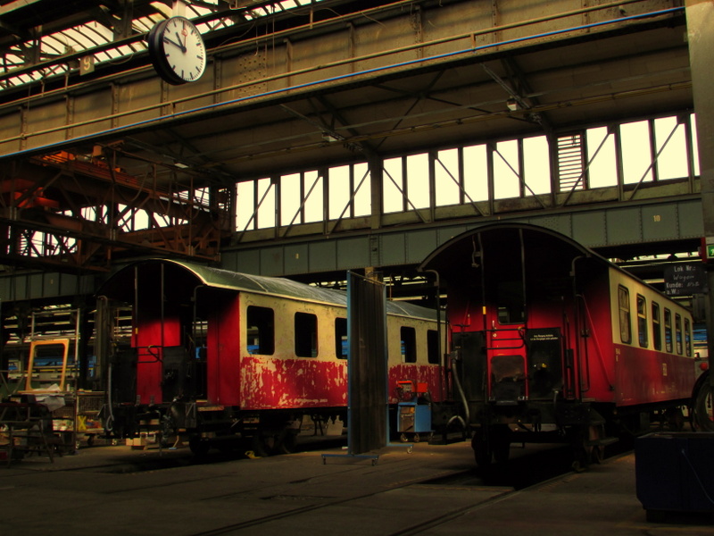 Zwei Wagen der HSB bei einer Untersuchung im DLW Meiningen.
Hier am 26.April.2014