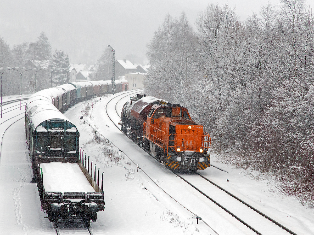 
Zwei Wagons fehlen noch aus Würgendorf....
So kommt die Lok 46 (92 80 1277 807-4 D-KSW) der Kreisbahn Siegen-Wittgenstein (KSW) am 02.02.2015, bei heftigem Schneefall, mit zwei Güterwagen über die Hellertalbahn (KBS 462) aus Richtung Burbach-Würgendorf in Herdorf an. 