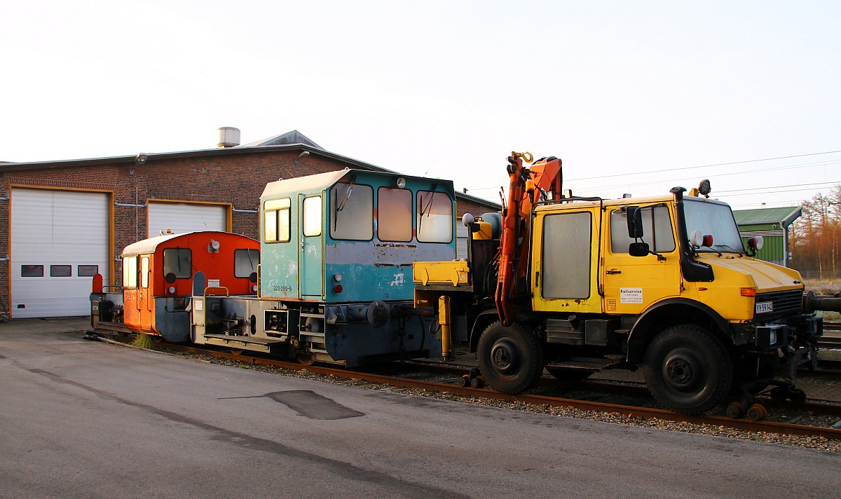 Zwei-Wege-Unimog der Fa. Erik Jessen Railservice Aps steht zusammen mit den beiden Torsos zweier Köf's abgestellt vor der Railcare Werkstatt in Padborg(legal zugägnglich). 02.12.2013