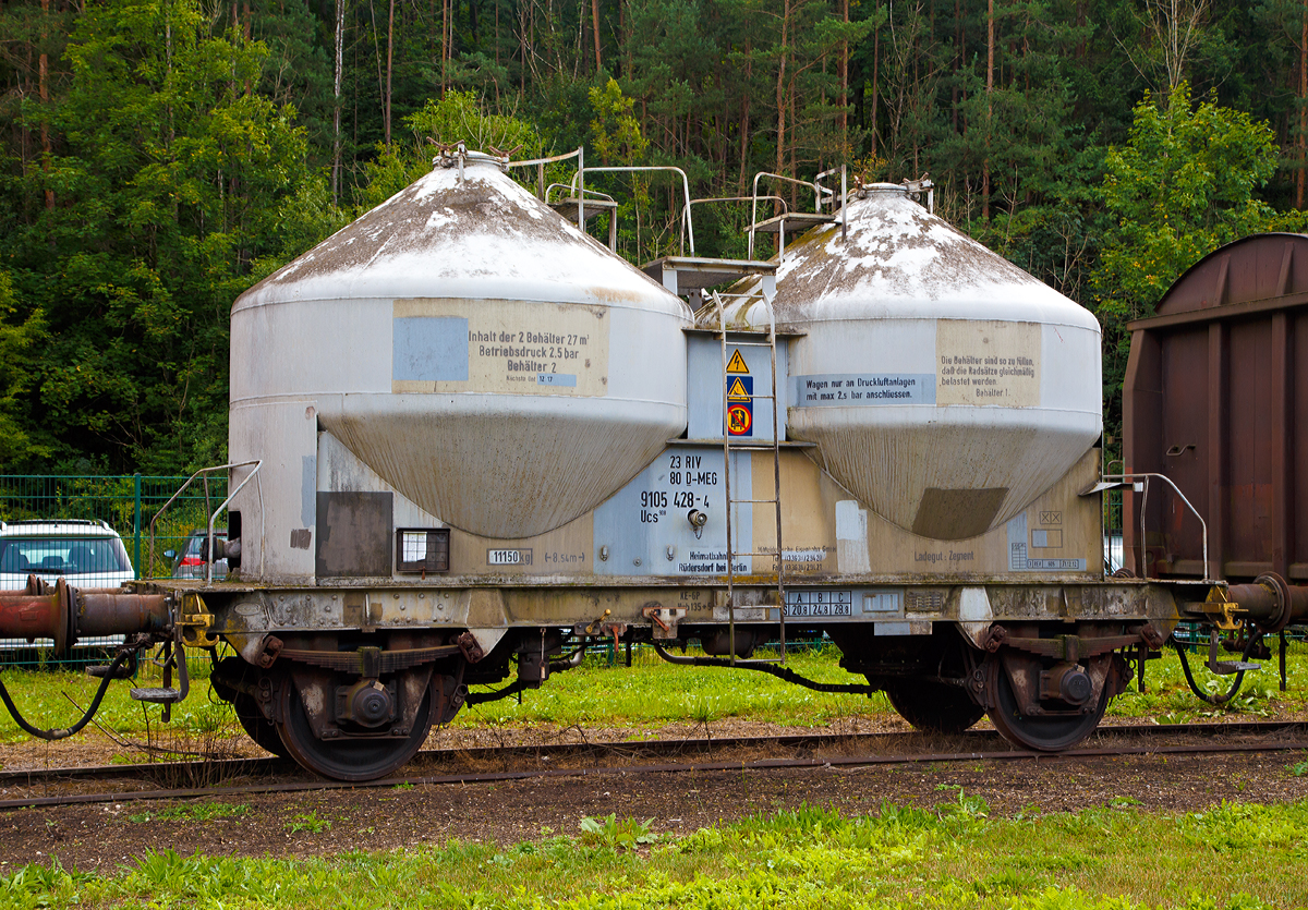 Zweiachsgier Zement Silowagen mit Druckluft-Entleerung der Gattung Ucs 908 (ex Staubbehlterwagen Kds 54), ex 23 80 D-MEG 9105 428-4 der Mitteldeutsche Eisenbahn GmbH (ein Tochterunternehmen der DB Cargo AG und der VTG Rail Logistics GmbH) am 09.09.2017 in der SVG Eisenbahn-Erlebniswelt Horb. 

Gebaut wurde der Wagen 1964 von der Waggonfabrik Uerdingen unter der Fabriknummer 21340. 

Bei diesem Fahrzeug handelt es sich um einen Silowagen mit Druckluft-Entleerung fr den Transport von Staubgut und Granulat, wie z.B. Zement oder Bremssand. Die beiden Silos mit einem Fassungsvermgen von jeweils 13,5 m3 werden von oben durch einen Klappdeckel befllt und mittels Druckluft wieder entladen. Waggons dieses Typs sind bei der DB AG selten geworden, aber teilweise noch bis heute im regulren Einsatz. Ab 1954 beschaffte die Deutsche Bundesbahn ber 1.000 Fahrzeuge dieses Typs. Der Wagen besitzt eine Knorr-Bremse KE-GP und ist einer der Wenigen mit bhnenbedienbarer Handbremse.

TECHNISCHE DATEN:
Gattung: Ucs 908 (ex Kds 56)
Spurweite: 1.435 mm
Lnge ber Puffer : 8.540 mm
Achsabstand: 5.000 mm
Wagenhhe: 4.250 mm
Hchstgeschwindigkeit: 100 km/h
zul. Gesamtgewicht: 40,00 t
Eigengewicht: 11.150 kg
Nutzlast: 28,8 t (ab Streckenklasse C)
Kleinster bef. Halbmesser: 35 m
Gesamtvolumen: 27 m (2x 13,5 m)
Betriebsdruck: 2,50 bar
Prfdruck: 5 bar
Intern. Verwendungsfhigkeit:  RIV
Ladegut: Zement 