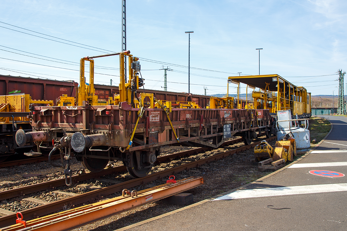 Zweiachsiger Flachwagen der Gattung KS, RIV D-DB 47 80 3302 132-8, abgestellt am 25.03.2017 beim ICE-Bahnhof Montabaur, hier vor dem Schienenwechselsystem „Railer 3000“  der Vossloh Rail Service mit Zubehrteilen. Technische Daten:
Spurweite: 1.435 mm
Achsanzahl: 2
Lnge ber Puffer: 12.100 mm
Achsabstand: 8.000 mm
Eigengewicht: 11.830 kg
Tragfhigkeit: 29,1 t
Hchstgeschwindigkeit: 100 km/h bis 25,1 t Zuladung, bei hherer Zuladung 90 km/h