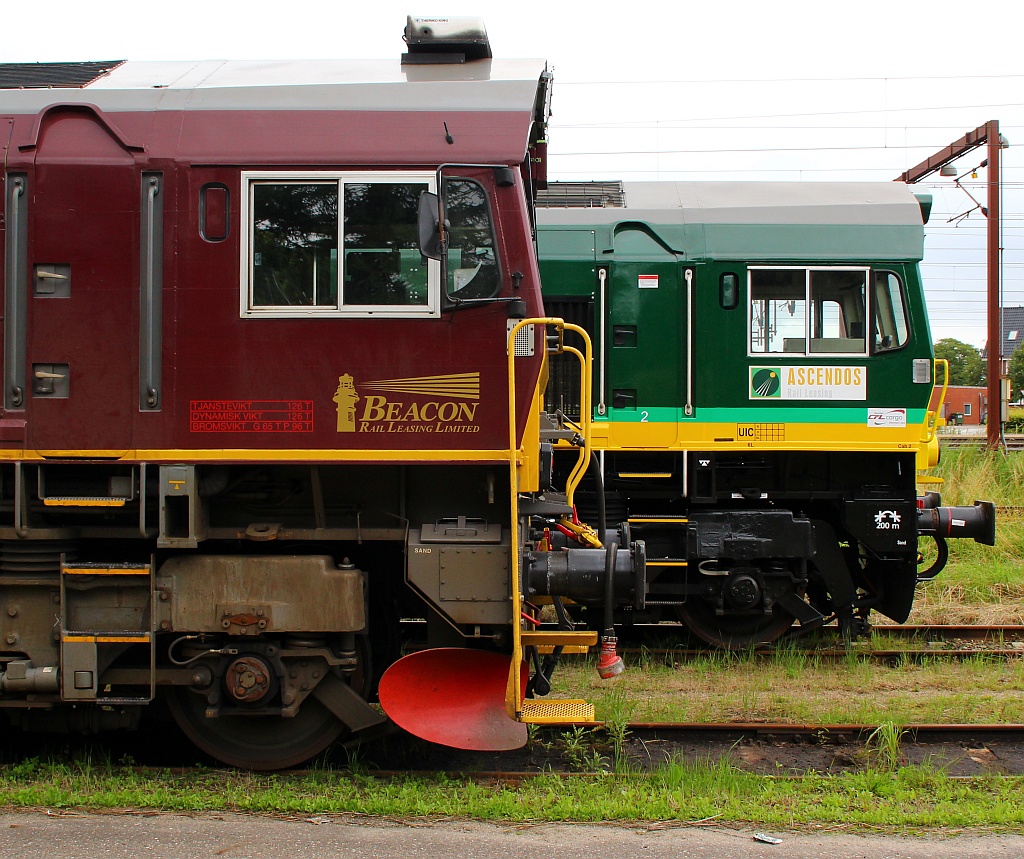 Zweimal Class 66, links die  scandinavische Version  T66K714 rechts die  deutsche Version  266 031-4, gesehen in Padborg 21.07.2011