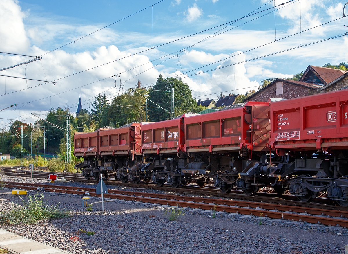 Zweimuldiger Schüttgutkippwagen mit elektrohydraulischer Betätigung und vier Radsätzen, 31 80 6770 676-8 D-DB, der Gattung Fans 128, der DB Cargo Deutschland AG, am 04.10.2021 in Betzdorf (Sieg) im Zugverband.

Der zweimuldige Drehgestell-Schüttgutkippwagen (Zweiseiten-Kastenkipper) ist für den Transport von feuchtigkeitsunempfindlichen Schüttgütern wie z.B. Splitt, Kies, Schotter, erdfeuchtem Sand, Bodenaushub oder Bauschutt vorgesehen. Der Wagen besitzt einen elektrohydraulischen Kippantrieb und eine speicherprogrammierbare Steuerung (SPS). Entwickelt und in Serie gebaut wurde der Kastenkipper vom FEW Fahrzeug- und Entwicklungswerk Blankenburg (Harz) der DB AG. Die Drehgestelle liefert das Werk Halle, die Wagenkästen fertigen das Werk Kaiserlautern und DWA Niesky.

Für den Einsatz als Einzelwagen, in Wagengruppen oder beim Massenschüttgut-Transport in Ganzzügen besitzt er eine autarke Wagentechnik, die eine von äußeren Energiequellen unabhängige Entladung ermöglicht. Das Schüttgut kann als Nah- oder Weitablage abgegeben werden. Das Schüttgut beiden Seiten gekippt werden. Der Wagen verfügt über zwei getrennt kippbare Mulden. Die Wagen haben eine Batterie die über Achsgeneratoren (hier im Bild an der 2. Achse von rechts) aufgeladen werden.

TENISCHE DATEN:
Erstes Lieferjahr: 1996
Spurweite: 1.435 mm (Nprmalspur)
Länge über Puffer: 11.600 mm
Drehzapfenabstand: 6.580 mm
Achsabstand im Drehgestell: 1.800 mm
Drehgestell-Bauart: Y 25 Lsd 1 - 629
Laufraddurchmesser: 920 mm (neu)
Laderaum: 2 x 18,0 m³
Ladefläche: 2 × 12,0 m²
Höhe der Beladeöffnung: 3.512 mm
Kippwinkel des Kastens: 45°
Kippantrieb Energieversorgung: autark, über Batterie laden über Achsgenerator
Kippantrieb Kapazitätsverbrauch pro Entladung: 5 bis 10 (Ah)
Kippbewegungen: über zwei Hydraulikzylinder je Kasten
Höchstgeschwindigkeit: 120 km/h (leer) / 100 km/h (beladen)
Eigengewicht: 29.040 kg
Maximales Ladegewicht: 60,5 t (ab Streckenklasse D4)
Kleinster bef. Gleisbogenradius: 75 m
Bremse: KE-GP-A (LL)
Bremssohle: IP 116
Intern. Verwendungsfähigkeit: RIV

Der Wagen ist zum Transport von witterungsunempfindlichem Schüttgut (mit einer max. Kantenlänge von 40 cm). Der Aufbau besteht aus zwei einzeln kippbaren Kästen mit einem Fassungsvermögen von je 18 m³, die wahlweise nach rechts oder links gekippt werden können. Dabei besteht die Möglichkeit, die Abwurfweite in zwei Stufen zu variieren; „nah“ für die Tiefbunkerentleerung und „weit“ für das ebenerdige Abkippen. Für die Bedienung des Wagens befinden sich an den Stirnwänden zwei diagonal angeordnete Bedientableaus. Der gesamte Kippvorgang erfolgt nach Vorwahl der gewünschten Funktion vollautomatisch. Die entsprechenden Magnetventile werden dabei elektrisch angesteuert. Bei Ausfall des elektrohydraulischen Kippantriebes (z.B. entladene Batterie) können mittels Handpumpe und Betätigung der Handnotbetätigung an der entsprechenden Wegeventilgruppe die Hydraulikzylinder bewegt werden. Eine detaillierte Anweisung für das Vorgehen bei Ausfall ist in jedem Wagen im Batteriekasten deponiert.
