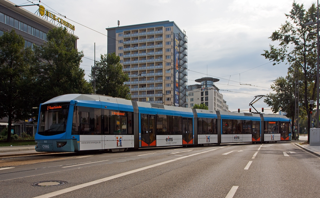 
Zweirichtungstreibwagen CVAG 903 am 25.08.2013 in Chemnitz, ein fnfteiliger modularer Niederflurtriebwagen  vom Typ ADtranz/Bombartier Variobahn 6NGT-LDZ (Zweirichtungswagen).

Um bei Bauarbeiten den Stadtbahnverkehr auch ohne Wendeschleifen aufrechterhalten zu knnen, bestellte die Chemnitzer Verkehrs-AG (CVAG) zehn Variobahnen als Zweirichtungswagen. Diese entsprechen technisch weitestgehend der Einrichtungsversion, besitzen jedoch an beiden Enden eine Fahrerkabine, auf jeder Fahrzeugseite vier Tren, sowie Vis--vis- statt Reihenbestuhlung.

Technische Daten :  
Hersteller  ADtranz/Bombardier Transportation Bautzen
Baujahr: 1998
Achsfolge: Bo+2+Bo 
Lnge:  31,38 m
Breite:  2,65 m
Hhe:  3,35 m
Leergewicht: 36,4 t
Sitzpltze:  73
Stehpltze (bei 4 Pers./m):  116
Hchstgeschwindigkeit:  70 km/h
