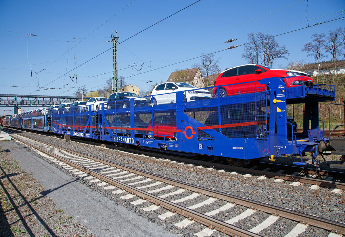 Zweiteilige, 2 x 2 achsige, offene Doppelstock-Autotransportwagen-Einheit, RIV 24 71 4370 030-7 E-TRFSA, der Gattung Laaers (142), des spanischen Transport- und Logistik-Unternehmens Transfesa (Transportes Ferroviarios Especiales S.A.) / HISPANAUTO, im Zugverband am 09.04.2017 bei einer Zugdurchfahrt im Bahnhof Marburg (Lahn).

TECHNISCHE DATEN: 
Spurweite: 1.435 mm (Normalspur) 
Anzahl der Achsen: 4
Lnge ber Puffer: 31.000 mm
Eigengewicht: 32.700 kg
Hchstgeschwindigkeit: 100 km/h (beladen) / 120 km (leer)
Maximales Ladegewicht: 27,3 t (ab Streckenklasse A)
Bremse: 2x KE-GP
