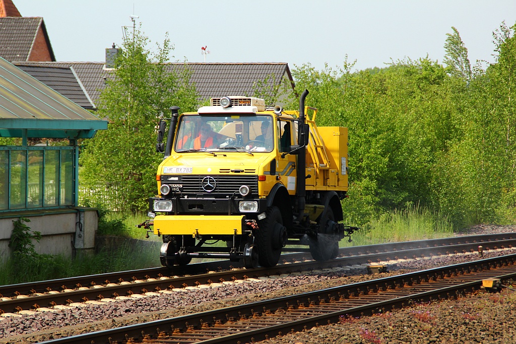 Zweiwegefahrzeug Unimog 1650 Kleinwagennr.97 59 99513 60-2 bei Sprüharbeiten aufgenommen im Bhanhof von Schleswig. 23.05.2012