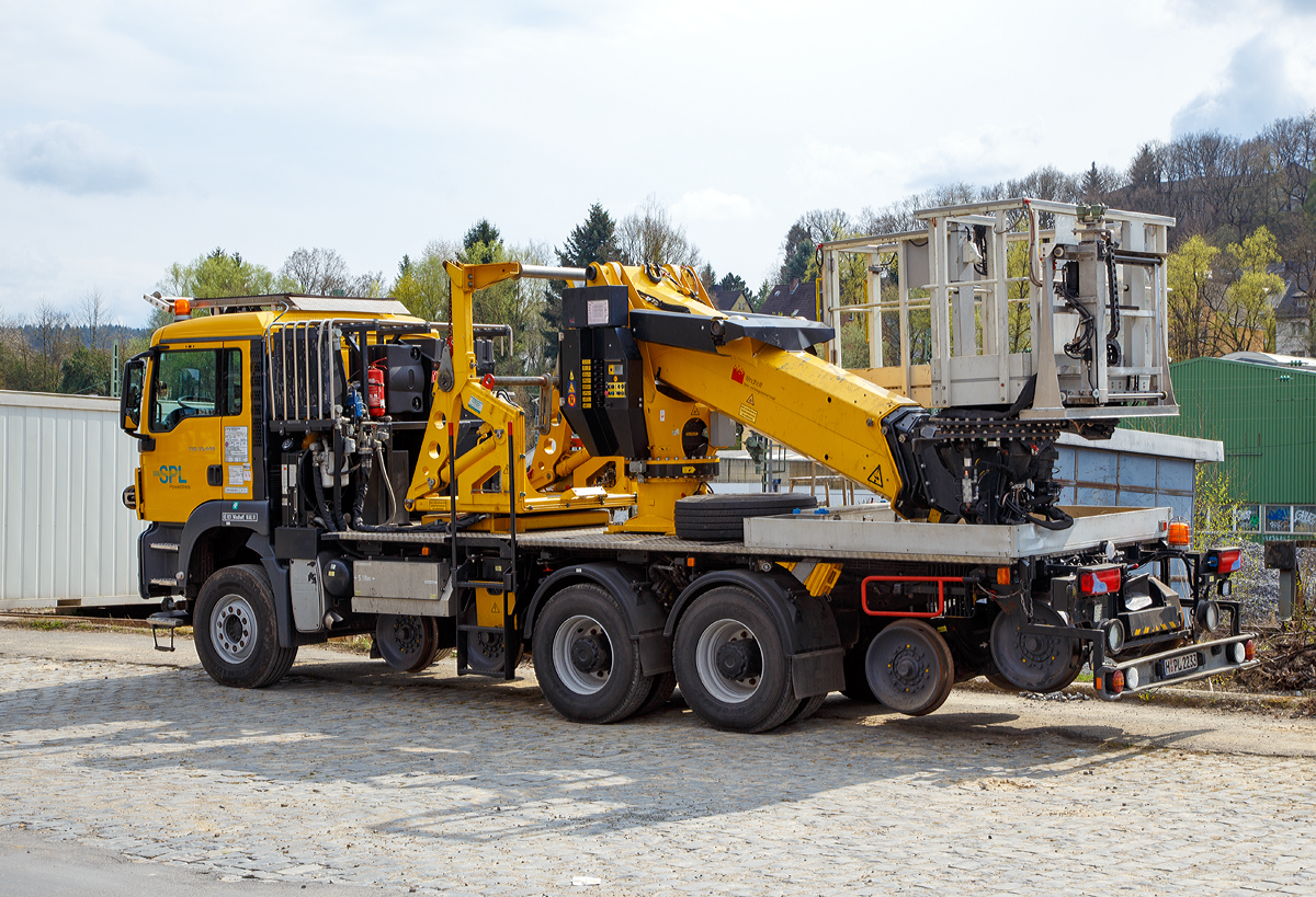 
Zweiwegeturmwagen bzw. Zweiwege MAN TGS 26.440 mit WINDHOFF SFE (SFESchienenfahrsysteme-Einheit), hydraulischem selbstaufnehmenden Trommelbock und Hubarbeitsbhne, Schweres-Nebenfahrzeug-Nr. 99 80 9906 009-2 D-SPL, (EBA 09C05B 004), der SPL Powerlines Germany GmbH abgestellt am 01.04.2017 in Betzdorf/Sieg.

Das Fahrzeug besitzt zwei hydraulisch absenkbare Drehgestelle, bei dem alle Rder einzeln hydraulisch angetriebenen (ber Innenverzahnung und Hydromotor) werden. Die ueren Achsen (bzw. Rder) verfgen ber Sandstreueinrichtungen (Sandstreuer). Die Zweiwegeeinrichtung, wie auch der Aufbau wurden 2010 von der WINDHOFF Bahn- und Anlagentechnik GmbH in Rheine gebaut (Fabrik Nr. 101007259/2696). Die Hubarbeitsbhne selbst ist von Palfinger, Modell PA 125 (B009-AB-A 100112887, Baujahr 2010). Die Hubarbeitsbhne kann auch als Kran (2 t) verwendet werden, dabei befindet sich ein Kranhaken am Ende des Auslegers unterhalb von der Bhne.
Der Trommelbock vom Typ TB20SB wurden 2010 von der ZECK GmbH in Schesslitz (Oberfranken) gebaut (Fabrik Nr. 104426, er hat ein zul. Gesamtgewicht von 3.200 kg.

Das Basisfahrzeug (LKW) ist ein dreiachsiger MAN TGS 26.440 mit 26 t zulssigem Gesamtgewicht und 440 PS. Angetrieben von einem 12,4 l MAN Sechszylinder-Common-Rail-Dieselmotor vom Typ MAN D2066LF57 mit Abgasrckfhrung (AGR), selektive katalytische Reduktion (SCR) und Dieselpartikelfilter, mit einer Leistung von 324 kW (440 PS) – 2.100 Nm, EURO 5.

TECHNISCHE DATEN (Schiene):
Spurweite: 1.435 mm 
Achsfolge: Bo´Bo´
Drehzapfenabstand: 5.180 mm
Achsabstand im Drehgestell: 1.000 mm
Treib- und Laufraddurchmesser: 570 mm
Eigengewicht: 25,1 t
Nutzlast: 0,9 t
Anhngelast: 3,5 t
Bremse: Direkte hydraulische Bremse
Zur Mitfahrt zugel. Personenzahl: 1 (und Fahrer)
Hchstgeschwindigkeit (Hg): 25 km/h (Schleppfahrt 10 km/h)
Hchstgeschwindigkeit (Strae): 80 km/h

Hubarbeitsbhne: 
Hersteller: Palfinger, Modell PA 125
Max. Tragkraft: 500 kg (Arbeitskorb)
Max. Tragkraft als Kran: 2 t (keine Belastung im Korb erlaubt)
Max. Hhe: ca. 12,5 m
Max. Ausladung von der Drehpunktmitte: 10 m (nur in Gleisrichtung)
Schwenkbereich des Auslegers: 360
Max. zul. Windgeschwindigkeit: 12,5 m/s (ca. Windstrke 6)
Max. zul. Schrgstellung des Fahrzeuges: 7,1