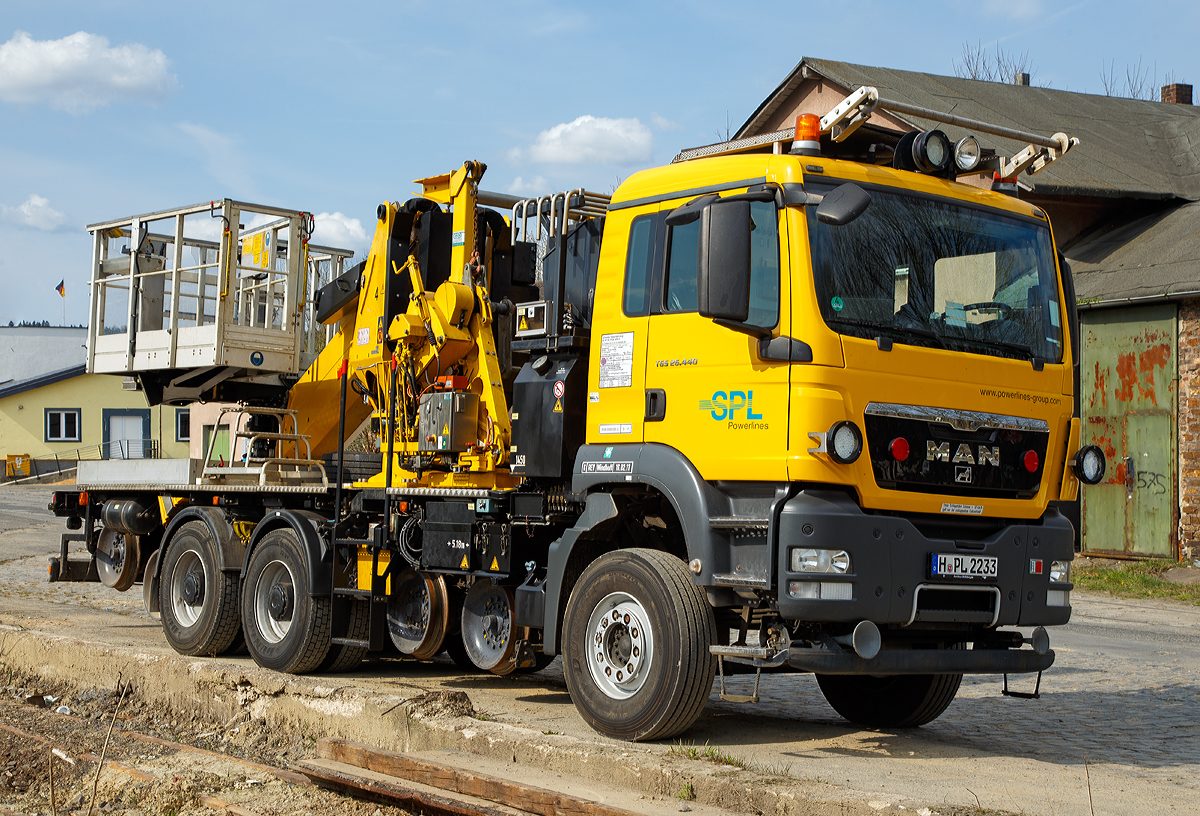 
Zweiwegeturmwagen bzw. Zweiwege MAN TGS 26.440 mit WINDHOFF SFE (SFESchienenfahrsysteme-Einheit), hydraulischem selbstaufnehmenden Trommelbock und Hubarbeitsbühne, Schweres-Nebenfahrzeug-Nr. 99 80 9906 009-2 D-SPL, (EBA 09C05B 004), der SPL Powerlines Germany GmbH abgestellt am 01.04.2017 in Betzdorf/Sieg.

Das Fahrzeug besitzt zwei hydraulisch absenkbare Drehgestelle, bei dem alle Räder einzeln hydraulisch angetriebenen (über Innenverzahnung und Hydromotor) werden. Die äußeren Achsen (bzw. Räder) verfügen über Sandstreueinrichtungen (Sandstreuer). Die Zweiwegeeinrichtung, wie auch der Aufbau wurden 2010 von der WINDHOFF Bahn- und Anlagentechnik GmbH in Rheine gebaut (Fabrik Nr. 101007259/2696). Die Hubarbeitsbühne selbst ist von Palfinger, Modell PA 125 (B009-AB-A 100112887, Baujahr 2010). Die Hubarbeitsbühne kann auch als Kran (2 t) verwendet werden, dabei befindet sich ein Kranhaken am Ende des Auslegers unterhalb von der Bühne.
Der Trommelbock vom Typ TB20SB wurden 2010 von der ZECK GmbH in Schesslitz (Oberfranken) gebaut (Fabrik Nr. 104426, er hat ein zul. Gesamtgewicht von 3.200 kg.

Das Basisfahrzeug (LKW) ist ein dreiachsiger MAN TGS 26.440 mit 26 t zulässigem Gesamtgewicht und 440 PS. Angetrieben von einem 12,4 l MAN Sechszylinder-Common-Rail-Dieselmotor vom Typ MAN D2066LF57 mit Abgasrückführung (AGR), selektive katalytische Reduktion (SCR) und Dieselpartikelfilter, mit einer Leistung von 324 kW (440 PS) – 2.100 Nm, EURO 5.

TECHNISCHE DATEN (Schiene):
Spurweite: 1.435 mm 
Achsfolge: Bo´Bo´
Drehzapfenabstand: 5.180 mm
Achsabstand im Drehgestell: 1.000 mm
Treib- und Laufraddurchmesser: 570 mm
Eigengewicht: 25,1 t
Nutzlast: 0,9 t
Anhängelast: 3,5 t
Bremse: Direkte hydraulische Bremse
Zur Mitfahrt zugel. Personenzahl: 1 (und Fahrer)
Höchstgeschwindigkeit (Hg): 25 km/h (Schleppfahrt 10 km/h)
Höchstgeschwindigkeit (Straße): 80 km/h

Hubarbeitsbühne: 
Hersteller: Palfinger, Modell PA 125
Max. Tragkraft: 500 kg (Arbeitskorb)
Max. Tragkraft als Kran: 2 t (keine Belastung im Korb erlaubt)
Max. Höhe: ca. 12,5 m
Max. Ausladung von der Drehpunktmitte: 10 m (nur in Gleisrichtung)
Schwenkbereich des Auslegers: 360°
Max. zul. Windgeschwindigkeit: 12,5 m/s (ca. Windstärke 6)
Max. zul. Schrägstellung des Fahrzeuges: 7,1°
